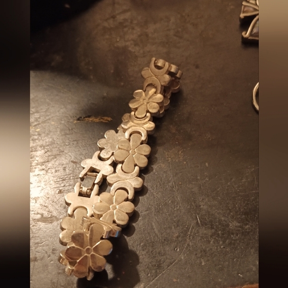 Sterling Silver 9.25 Cluster Flower Design Pattern Bracelet. - Picture 8 of 9